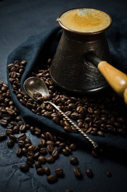 Turk, kahvenin kahve. Siyah arka plan, üstten görünüm, yakın çekim