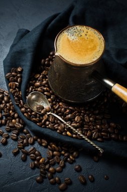 Türk kahvesi, cezve, Kahvaltı. Siyah arka plan, üstten görünüm, yakın çekim