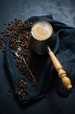 Türk kahvesi, cezve, Kahvaltı. Siyah arka plan, üstten görünüm, metin için yer