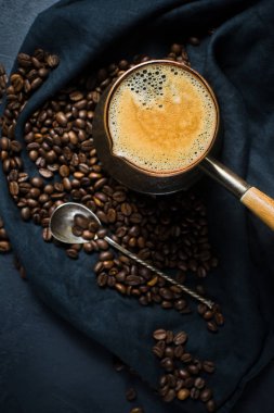 Turk, kahvaltı kahve. Siyah arka plan, üstten görünüm