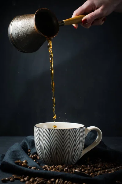 Mão Uma Mulher Derrama Café Dos Turcos Numa Taça Fundo — Fotografia de Stock