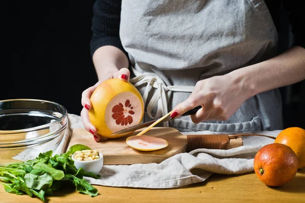 Mujer Cocinar Ensalada Pomelo Una Tabla Cortar Madera Fondo Negro — Foto de Stock