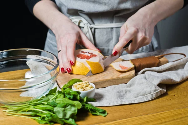 Mujer Cocinar Ensalada Pomelo Una Tabla Cortar Madera Fondo Negro — Foto de Stock