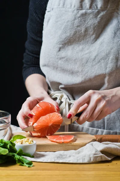 Chef Corta Toranja Para Salada Uma Tábua Corte Madeira Fundo — Fotografia de Stock