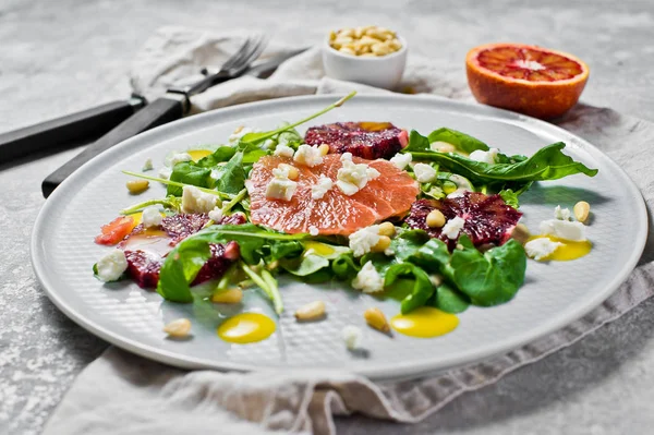 Ensalada Saludable Con Rúcula Pomelo Naranjas Rojas Nueces Queso Tofu —  Fotos de Stock