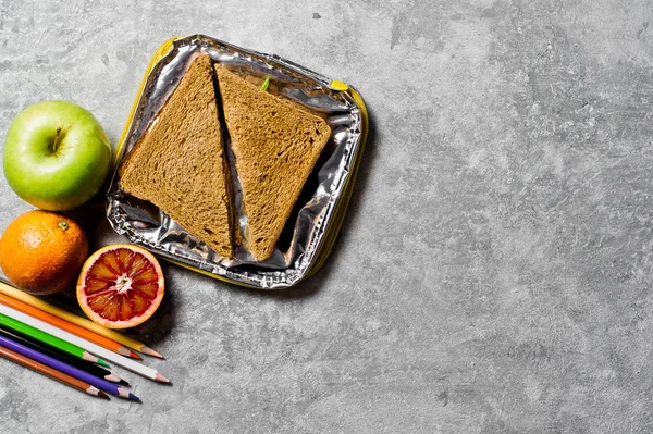 Studente Pranzo Container Panino Mela Arancia Sfondo Grigio Vista Dall — Foto Stock