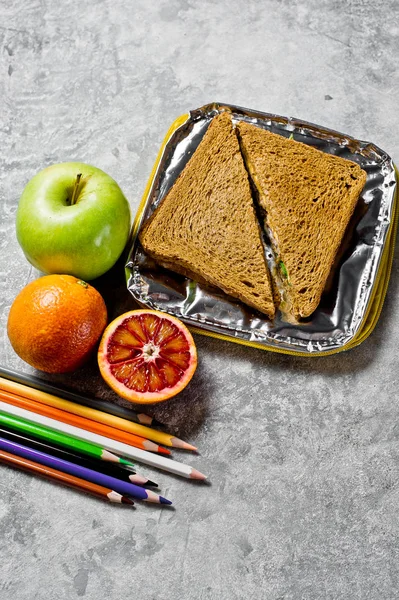Kind Lunch School Sandwich Appel Sinasappel Grijze Achtergrond Bovenaanzicht Ruimte — Stockfoto
