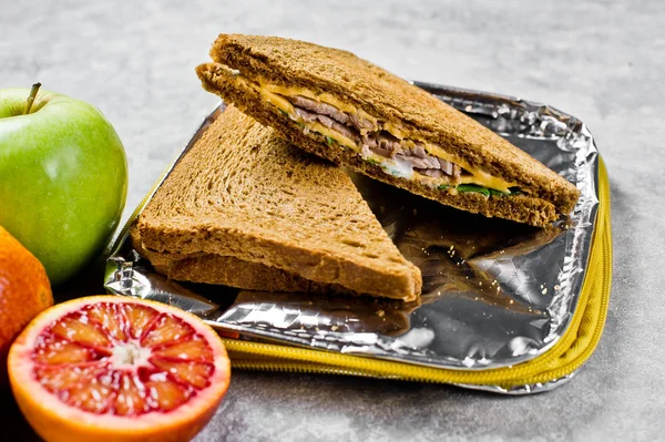 Student Van Lunch Een Container Sandwich Appel Sinasappel Grijze Achtergrond — Stockfoto
