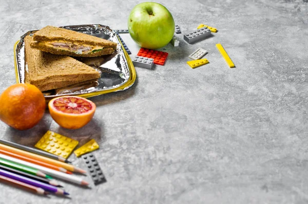 Zelfgemaakte Lunch Voor Het Kind Naar School Sandwich Appel Sinasappel — Stockfoto