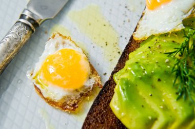 Siyah ekmek tost yumurta ile Avacado sandviç. Gri arka plan, yan görünüm, yakın çekim