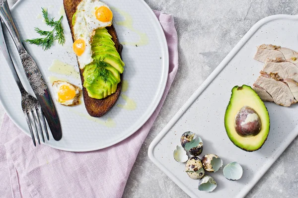 Siyah ekmek tost yumurta ile Avacado sandviç. Gri arka plan, üstten görünüm, metin için yer