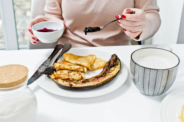 Chica Comiendo Panqueques Con Mermelada Arándanos Desayuno Con Café Fondo —  Fotos de Stock