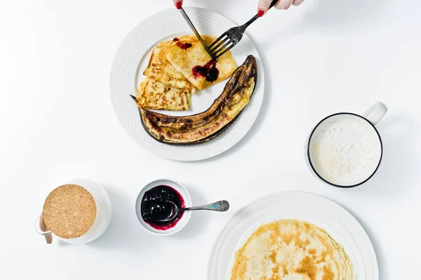 Mädchen Essen Pfannkuchen Mit Blaubeermarmelade Frühstück Mit Kaffee Weißer Hintergrund — Stockfoto