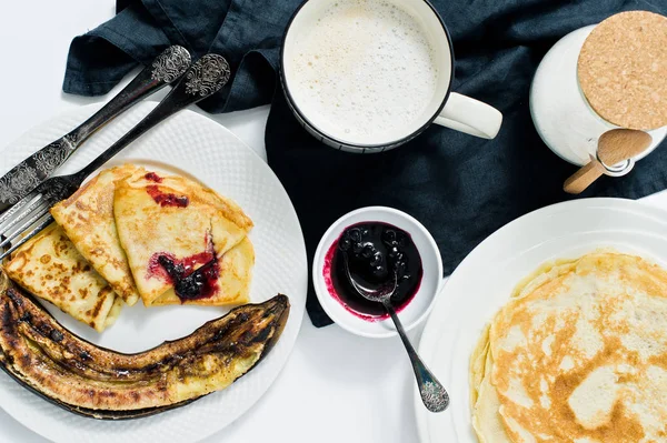 Das Frühstück Umfasst Pfannkuchen Blaubeermarmelade Gebratene Bananen Und Kaffee Weißer — Stockfoto