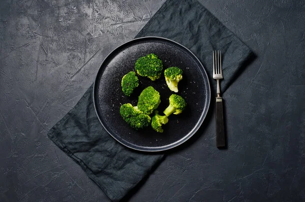 Brocoli Sur Une Assiette Noire Fond Noir Vue Dessus — Photo