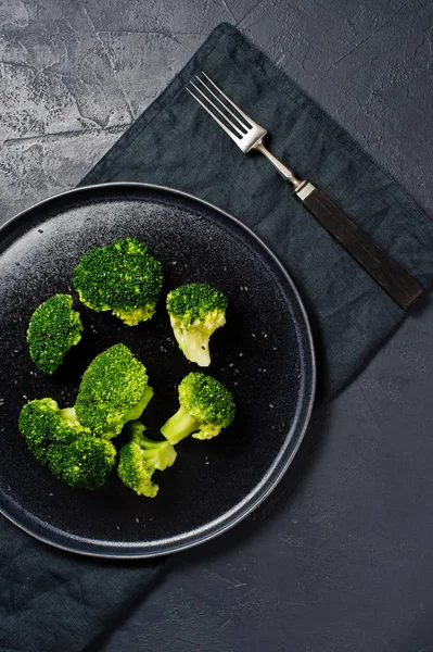 Brocoli Sur Une Assiette Noire Fond Noir Vue Dessus — Photo