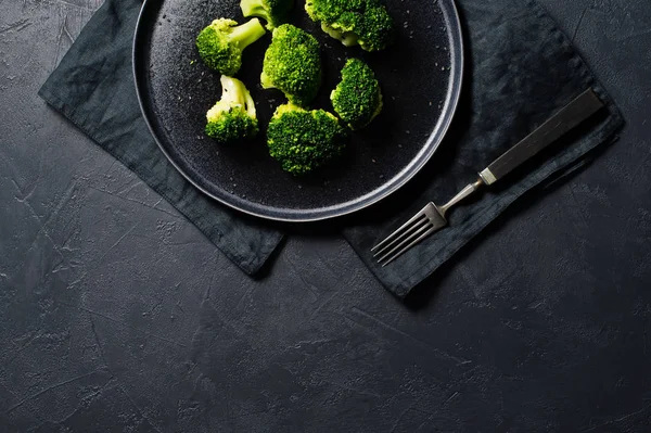 Brocoli Sur Une Assiette Noire Fond Noir Vue Dessus Espace — Photo