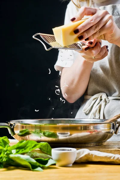 Chef Rala Queijo Parmesão Panela Com Massa Fundo Preto Vista — Fotografia de Stock