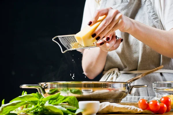 Chef Rala Queijo Parmesão Panela Com Massa Fundo Preto Vista — Fotografia de Stock