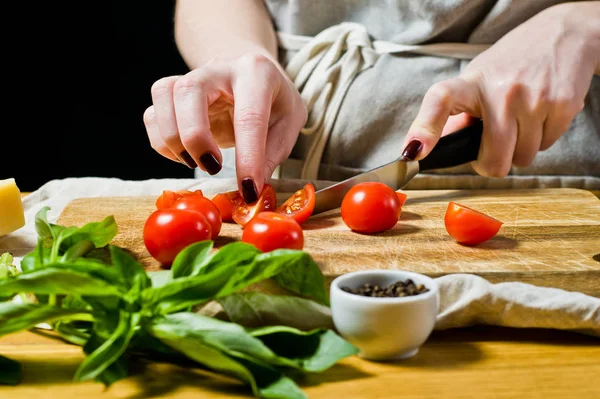 Las Manos Del Chef Rebanan Los Tomates Cherry Tabla Cortar — Foto de Stock