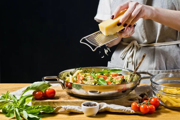 Chef Pone Queso Parmesano Sartén Con Pasta Fondo Negro Vista — Foto de Stock