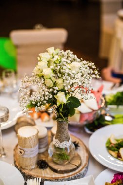Düğün masa restoranda çiçekler rustik tarzı ile dekore edilmiş