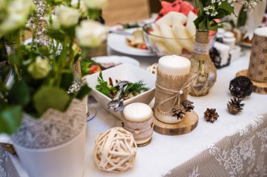 Düğün masa restoranda çiçekler rustik tarzı ile dekore edilmiş