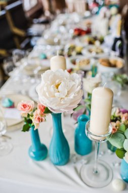 Restoranda, masada beyaz gül Vazo düğün