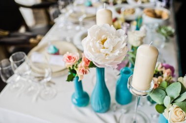 Restoranda, masada beyaz gül Vazo düğün