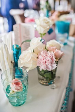 Restoranda, masada beyaz gül Vazo düğün