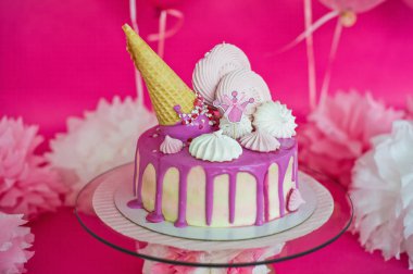 Pembe pasta pembe bir arka plan üzerinde hatmi ve dondurma tuplü