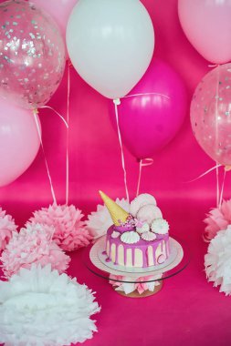 Pembe pasta pembe bir arka plan üzerinde hatmi ve dondurma tuplü