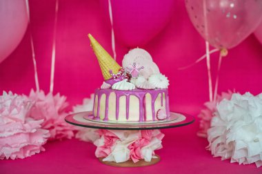 Pembe pasta pembe bir arka plan üzerinde hatmi ve dondurma tuplü