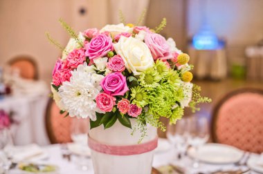 Restoranda, masaya yemek düğün çiçek vazo