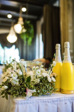 Düğün masa restoranda taze çiçeklerle süslenmiş