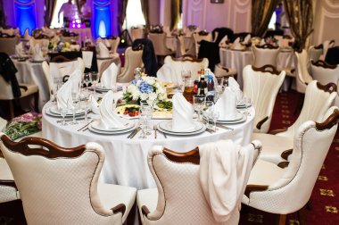 Hizmet yuvarlak masa, lüks bir restoranda akşam yemeği