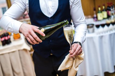Garson şampanya bardağına Restoran dökülen.