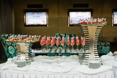 Meyve tabağı ile meyve ve çilek restoranda açık büfe masada