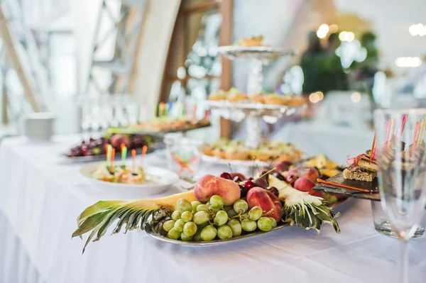 Fruit Plaat Met Druiven Ananas Perzik Restaurant Interieur — Stockfoto
