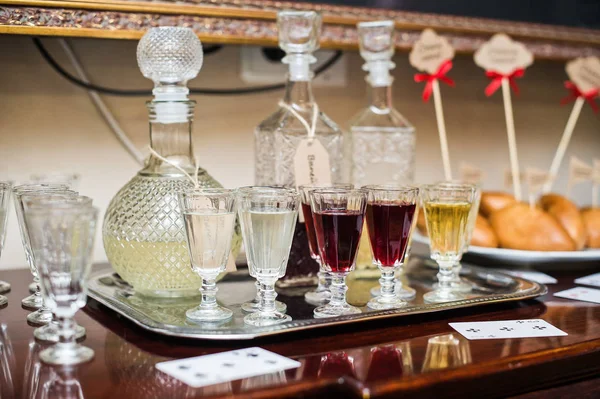 Γυαλιά Διάφορα Αλκοολούχα Ποτά Στο Τραπέζι Στο Εστιατόριο — Φωτογραφία Αρχείου
