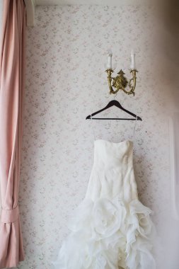 Otelin zarif iç bir askı üzerinde giysi gelin