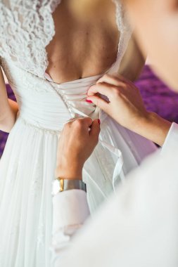 Nedime gelin gelinlik, otelin iç, mor arka plan bağlama
