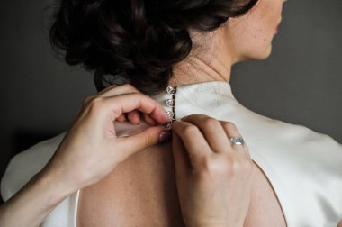 Bağlama bir gelinlik, dikiz işlemi