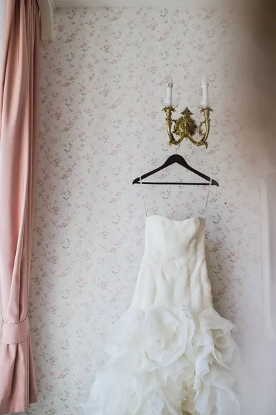 Vestido Novia Una Percha Elegante Interior Del Hotel — Foto de Stock