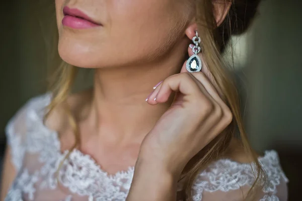 Bride Wedding Dress Wears Earrings — Stock Photo, Image