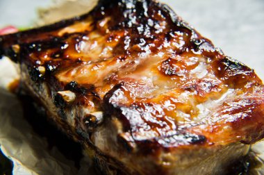 Izgara domuz pirzola. Gri arka plan, yan görünüm, yakın çekim