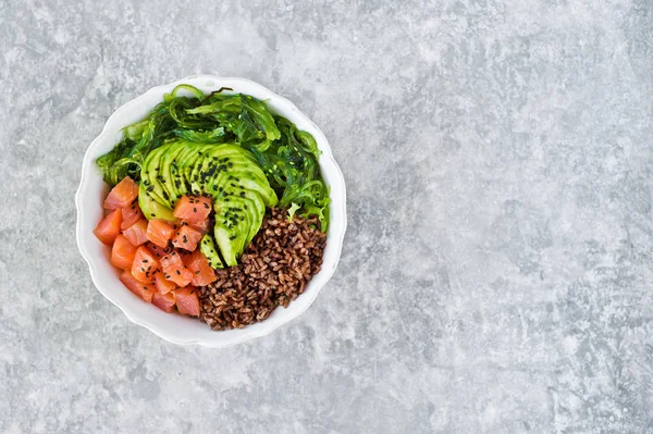 Poke Bowl Ingrédients Saumon Avocat Riz Brun Algues Fond Gris — Photo