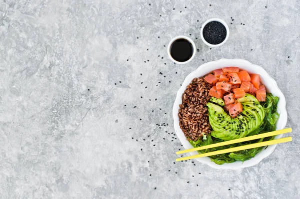 Poke Bowl Ingrédients Saumon Avocat Riz Brun Algues Fond Gris — Photo