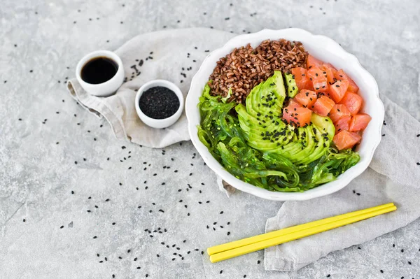 Poke Bowl Ingrédients Saumon Avocat Riz Brun Algues Fond Gris — Photo