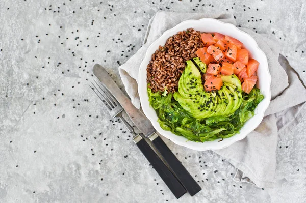 Poke Bowl Ingrédients Saumon Avocat Riz Brun Algues Fond Gris — Photo